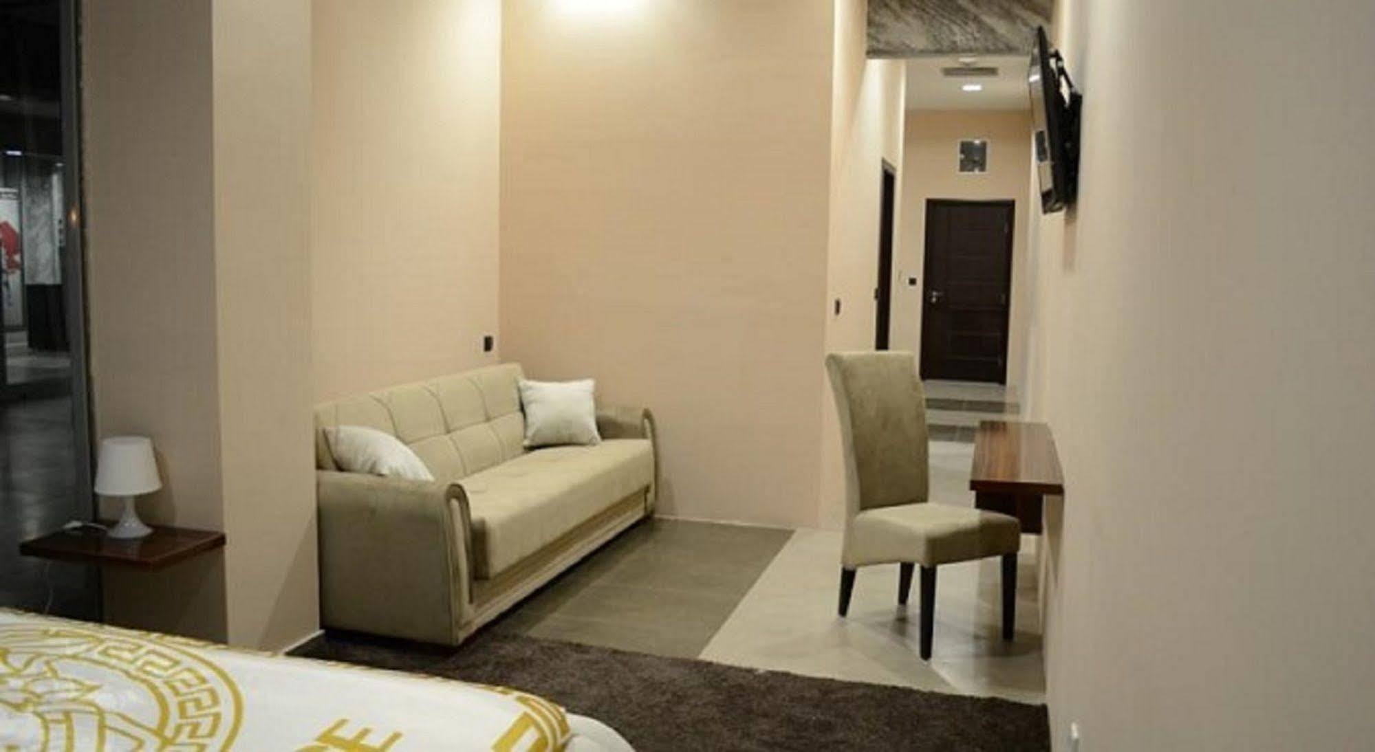 Hotel Metropolitan By Belgrade Arena Esterno foto